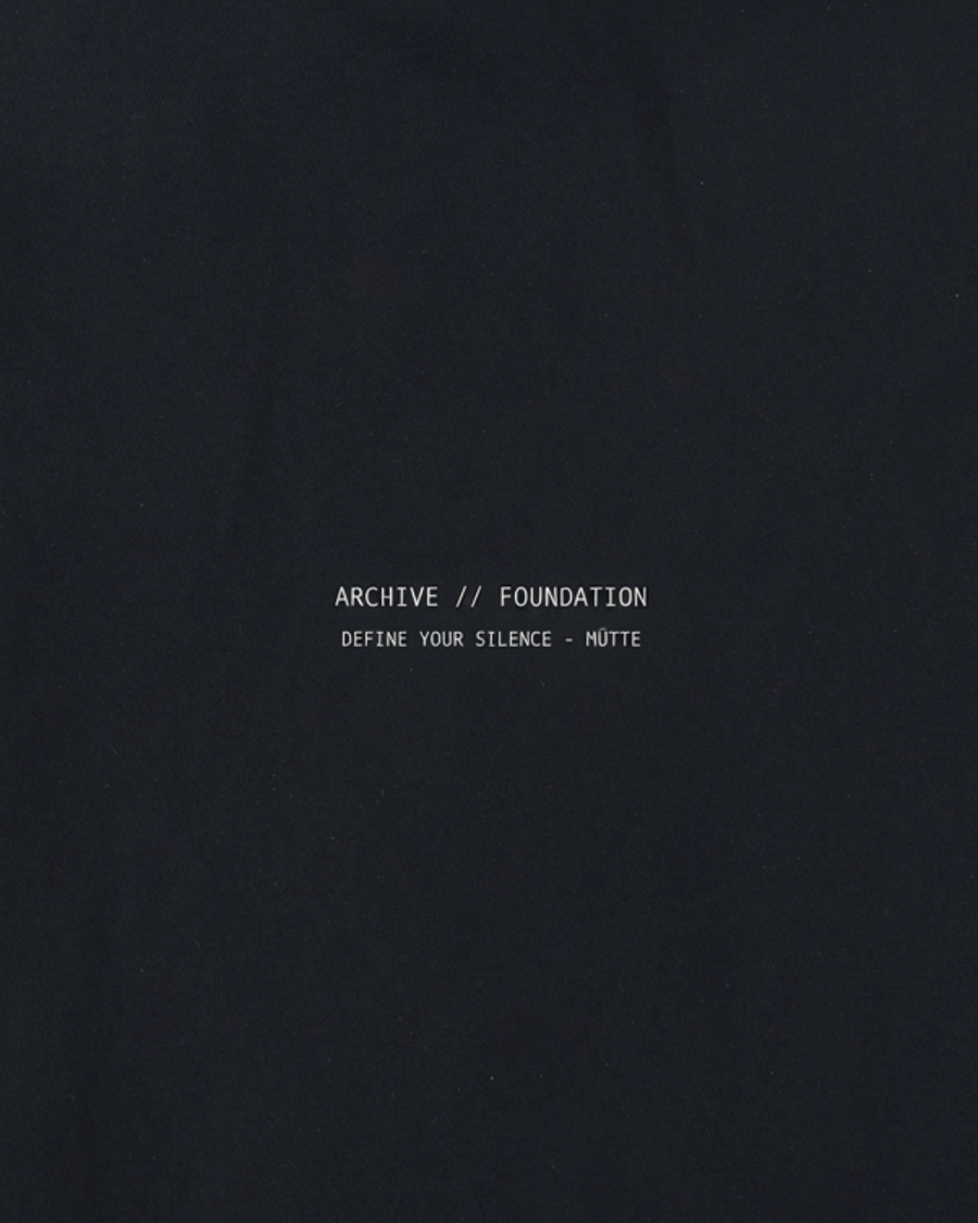 The Archive  H05 - Heavy Hoodie - Unmoved by the chaos - Black
